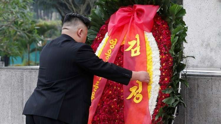 كيم يزور ضريح "هو شي مينه" في فيتنام