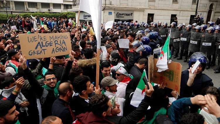 الجزائر.. استقالة نواب من الحزب الحاكم وانضمامهم للاحتجاجات