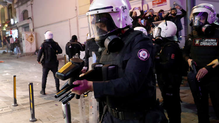 تركيا.. تفريق مظاهرة نسائية في اسطنبول بالغاز المسيل للدموع والرصاص المطاطي