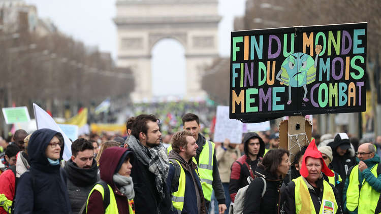 نساء يتصدرن مظاهرة للسترات الصفراء وسط باريس في الأسبوع الـ17 على التوالي من الاحتجاجات