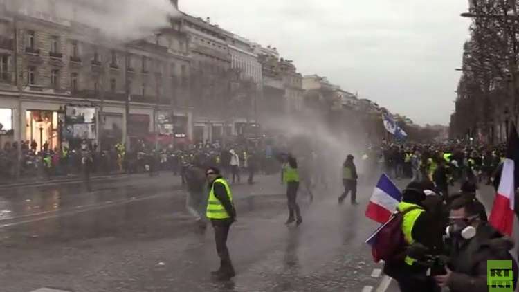 الشرطة الفرنسية تفرق محتجين في باريس باستخدام خراطيم المياه