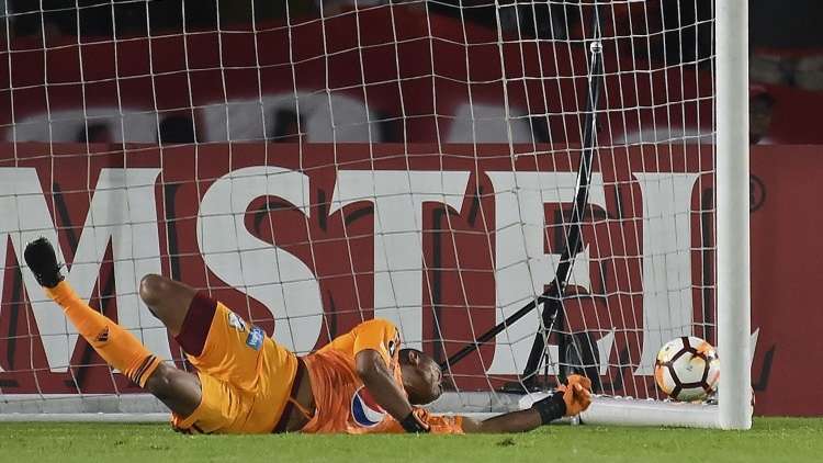 بالفيديو.. حارس ينقذ مرماه 3 مرات في ثانيتين