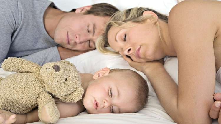 النوم مع طفلك على الأريكة قد يقتله!