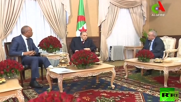 الرئيس الجزائري عبد العزيز بوتفليقة يعلن طرح دستور جديد للاستفتاء الشعبي