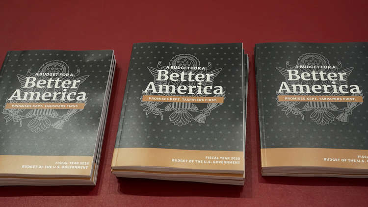ترامب يقدم ميزانية للكونغرس بعجز تريليوني