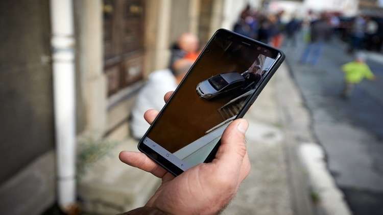 هاتف محمول ينقذ صاحبه من الموت بأعجوبة! (صورة)