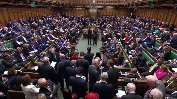 البرلمان البريطاني يوافق على مقترح الحكومة بتأجيل 