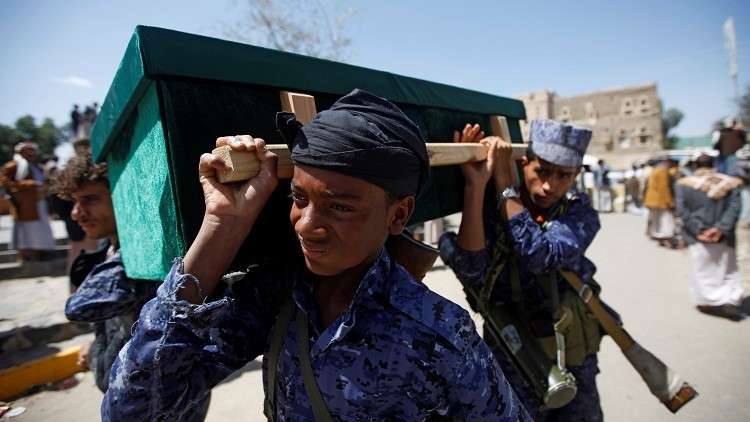 الحوثيون يشيعون ضحايا مدنيين في صنعاء 