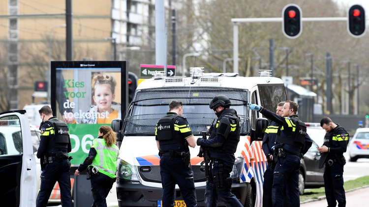 عناصر من قوات الأمن في موقع إطلاق النار في مدينة أوتريخت الهولندية
