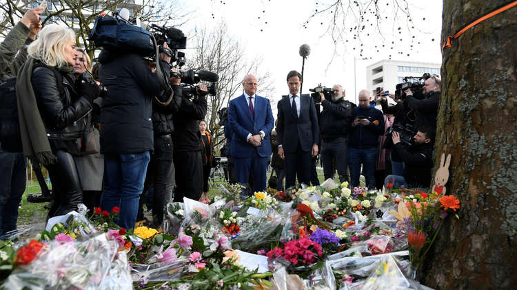 رئيس الوزراء ووزير العدل الهولنديان يضعان الزهور على نصب تذكاري مؤقت في موقع إطلاق النار بأوتريخت