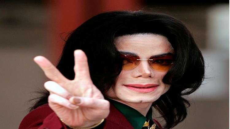 بعد تكذيبه.. رد غير متوقع من متهم جاكسون بالتحرش الجنسي!