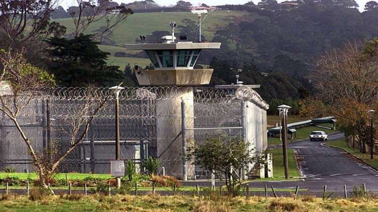 كيف تبدو زنزانة الحبس الانفرادي لسفاح نيوزيلندا؟ (فيديو+صور)