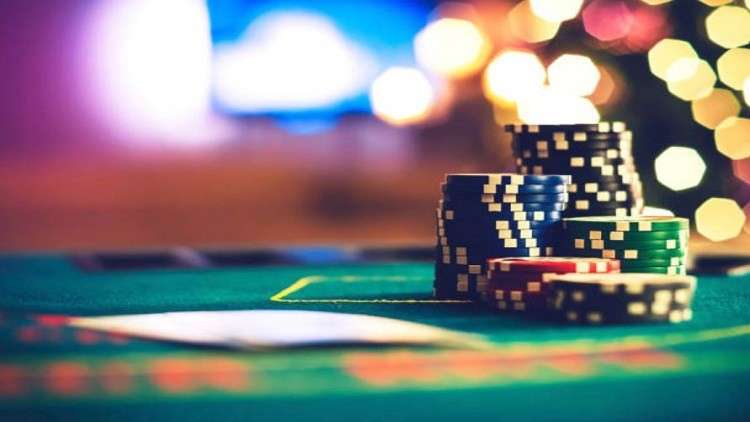 القمار يدفع رجلا لبيع طفلته بآلاف الدولارات 