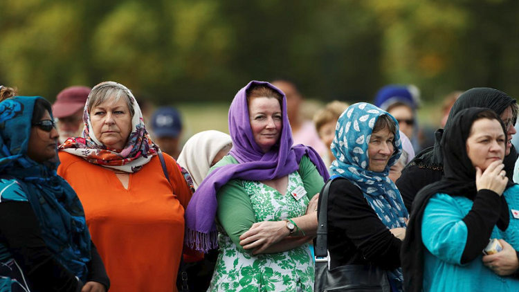 نساء نيوزيلندا يرتدين الحجاب تضامنا مع ضحايا الهجوم الإرهابي (صور)