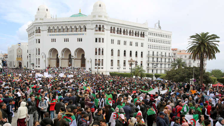 الجزائر.. المحامون يتظاهرون ضد تمديد أو تأجيل الانتخابات