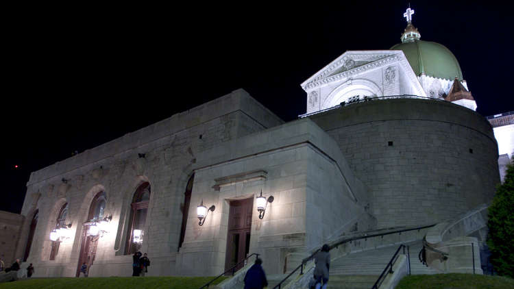 طعن كاهن خلال قداس في كنيسة كاثوليكية بمونتريال الكندية