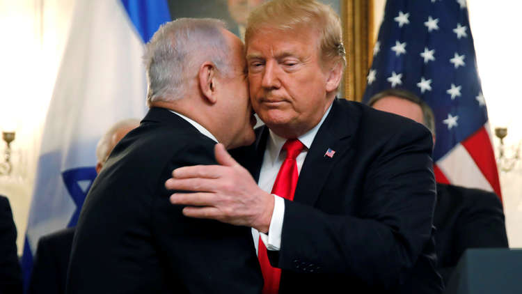 بالفيديو... ترامب يسلم نتنياهو الجولان السوري وقلمه