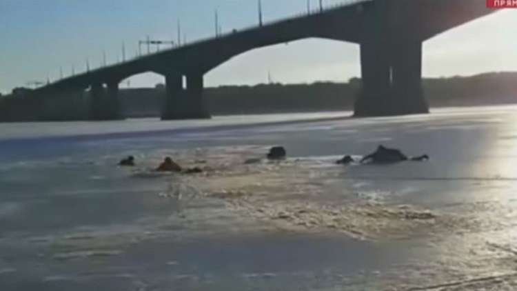 روسيا.. رجل ينقذ 3 شبان من تحت الجليد
