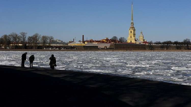كاسحات الجليد العسكرية تنقذ بطرسبورغ من فيضان الربيع