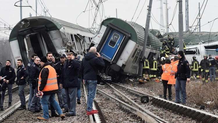 إصابة حوالي 50 شخصا بتصادم قطارين شمالي إيطاليا