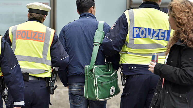 لأول مرة منذ تدفق اللاجئين.. ألمانيا ترحل لاجئا سوريا إلى وطنه