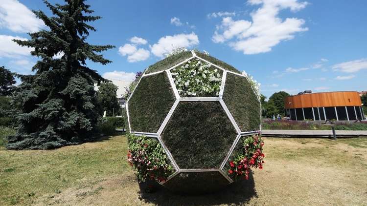 شاهد.. ملعب عائم غاية في الجمال!