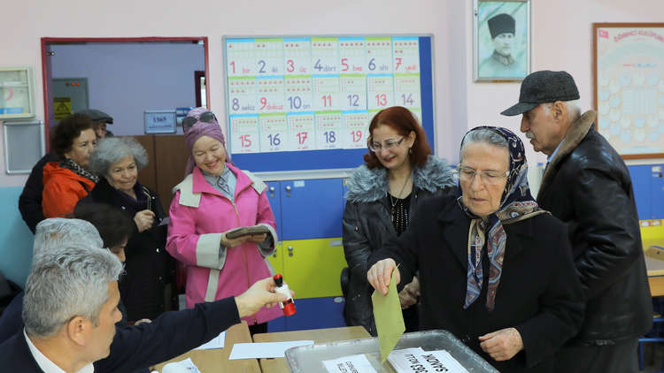 إغلاق صناديق الاقتراع أمام الناخبين في الانتخابات المحلية التركية بعموم البلاد