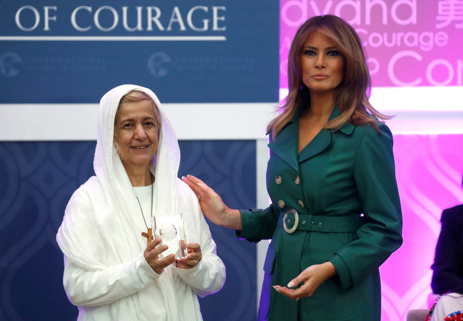 صور+ فيديو.. ميلانيا ترامب تسلم جائزة الشجاعة لامرأتين عربيتين