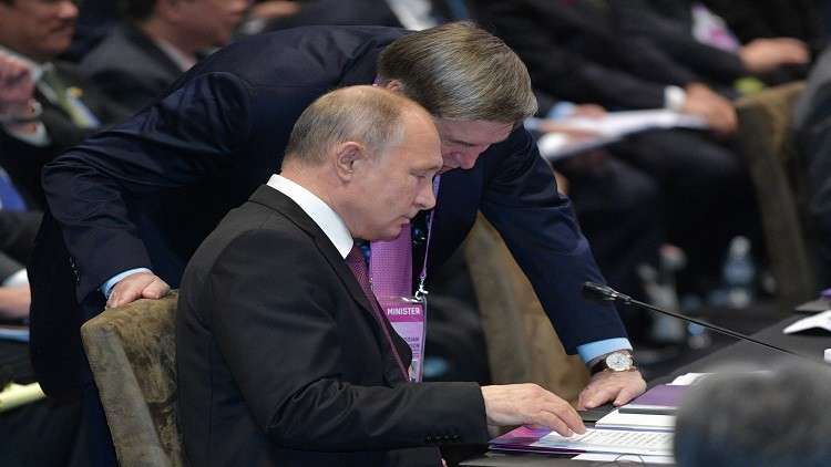 مساعد بوتين يكشف عن سر حمله ستة أقلام ملونة