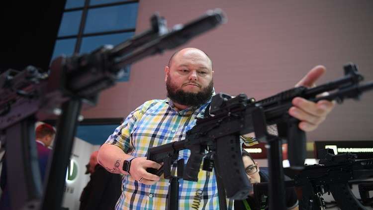 نشر فيديو لاختبار بندقية "كلاشينكوف" خلال "عاصفة رملية" (فيديو)