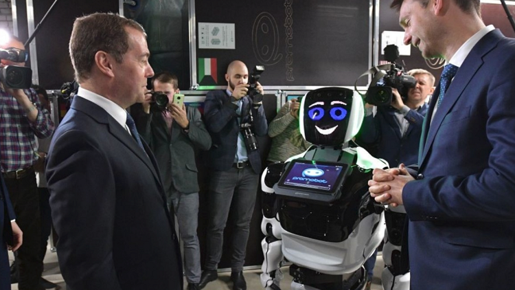 موقف لافت بين روبوت ذكي ورئيس الوزراء الروسي