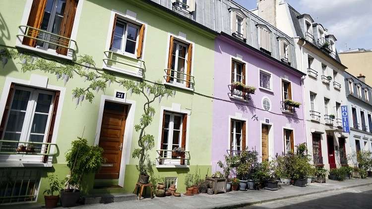 "إنستغرام" يغلق شارعا في باريس (صور)