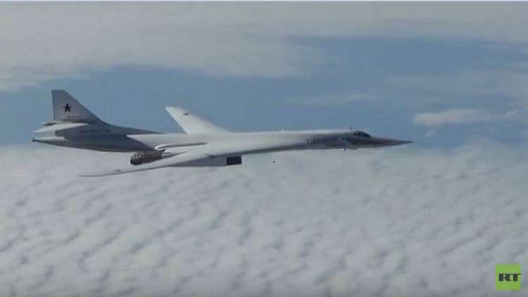 قاذفات روسيا الاستراتيجية تحلق فوق أوروبا بمرافقة 