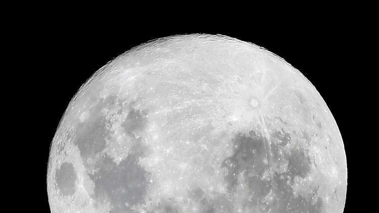 ناسا تنشر صورة "بقعة غير عادية" على سطح القمر!