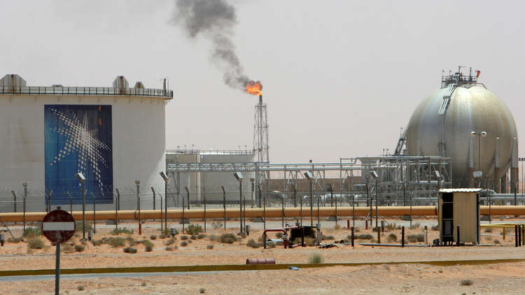 السعودية تهدد بالتخلي عن الدولار في معاملاتها النفطية