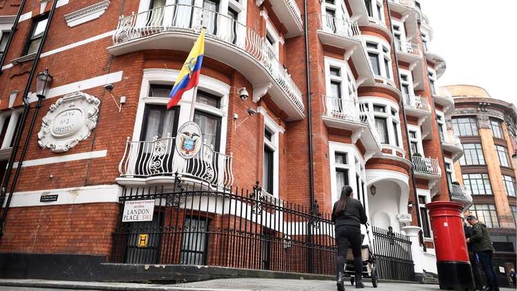 الإكوادور تصف أنباء نيتها طرد أسانج من سفارتها في لندن بالشائعات