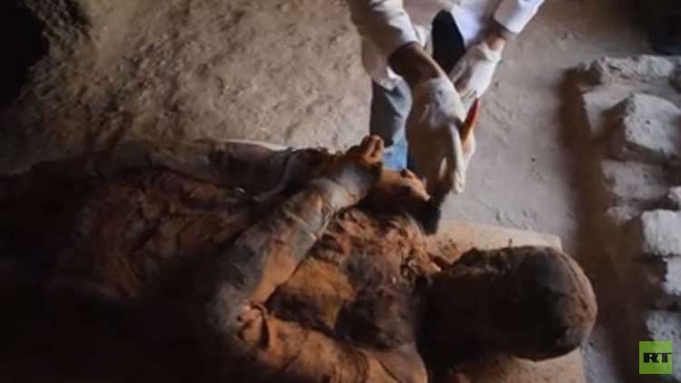 مصر تكشف عن مقبرة مزدوجة لرجل وزوجته من العصر البطلمي
