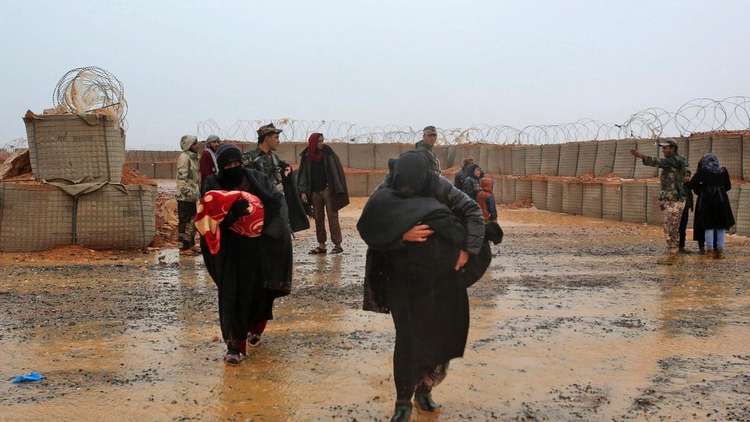 الدفاع الروسية: خروج 985 مدنيا من مخيم الركبان للنازحين جنوب سوريا أمس