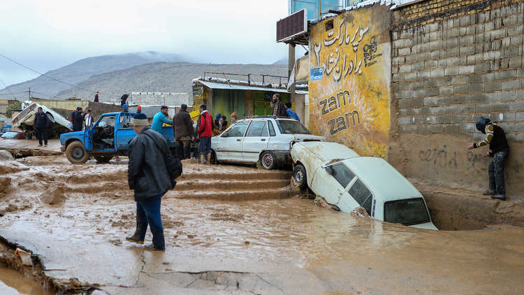 فرنسا ترسل 12 طنا من المساعدات الإنسانية لإيران بعد الفيضانات