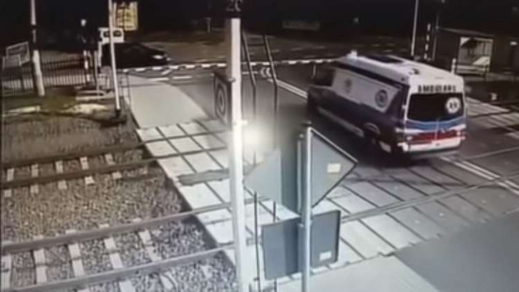 فيديو.. قطار يصدم بأقصى سرعة سيارة إسعاف في بولندا