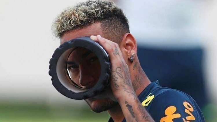 نيمار يزور بيليه في المستشفى