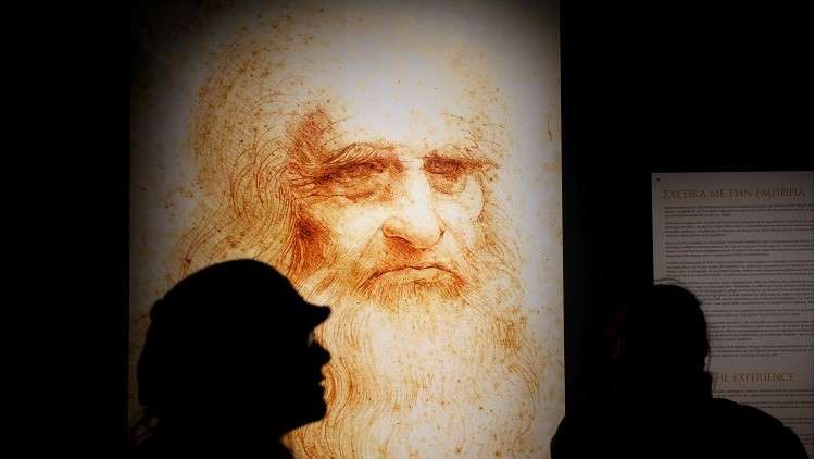 بأي اليدين كان يرسم ليوناردو دافينشي؟