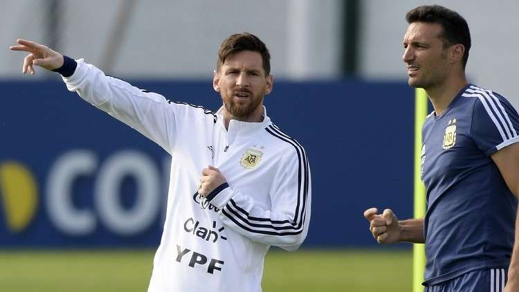 مدرب المنتخب الأرجنتيني يتعرض للإصابة