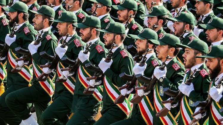 الحرس الثوري يحذر القوات البحرية الأمريكية من الاقتراب من زوارق إيران العسكرية 