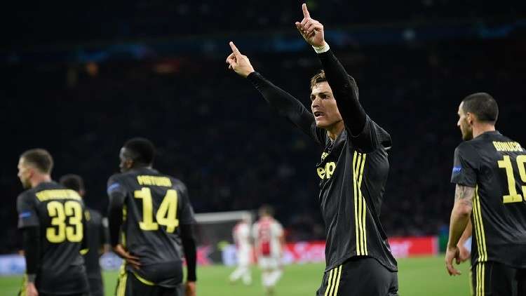 رونالدو يكسب قلوب جماهير أياكس بلفتة إنسانية