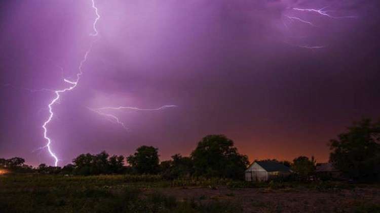 "صياد العواصف" يرصد ظاهرة نادرة الحدوث في البرق! (فيديو+صور)