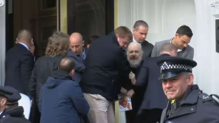 الشرطة البريطانية تعتقل جوليان أسانج 