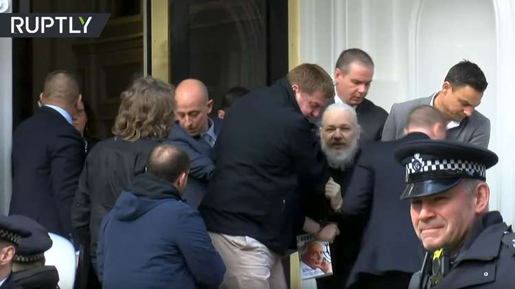  لحظة اعتقال جوليان أسانج مؤسس موقع 