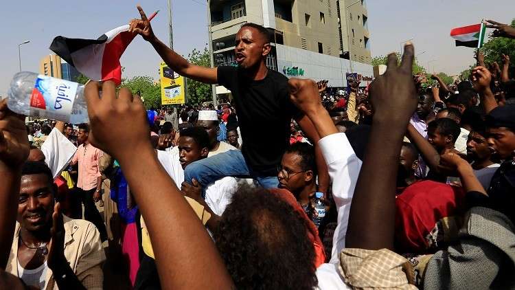 تحطيم صورة البشير في سفارة الخرطوم لدى الكويت 