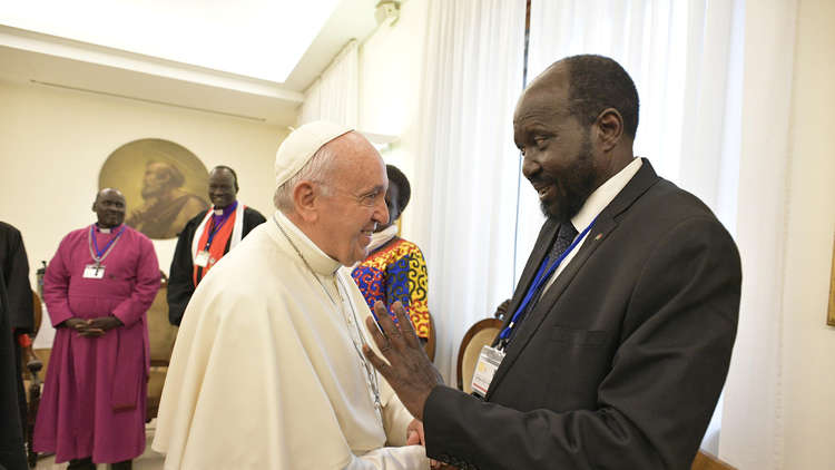 البابا يقبل أقدام رئيس جنوب السودان ونائبه 